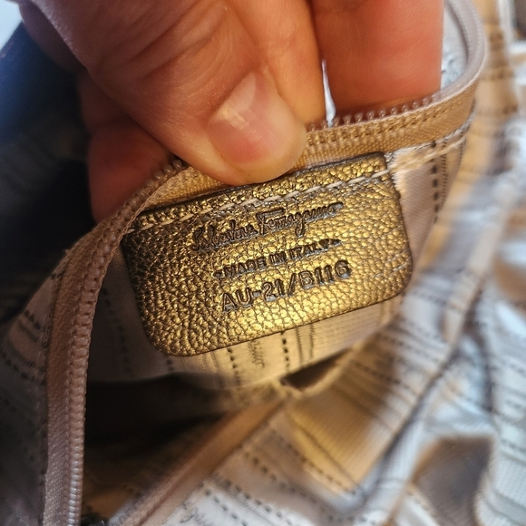 Salvatore Ferragamo shoulder bag, model "Vara" in EUC - Picture 15 of 15